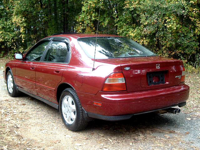 Photo of a 1995 Honda Accord with a Power Antenna Mast, rear view......